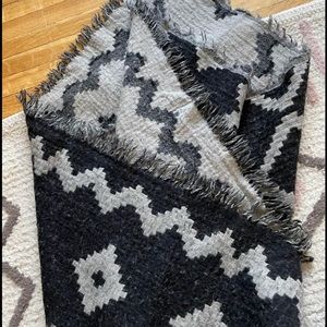 Aritzia Mosaic Scarf ~black + grey (reversible)